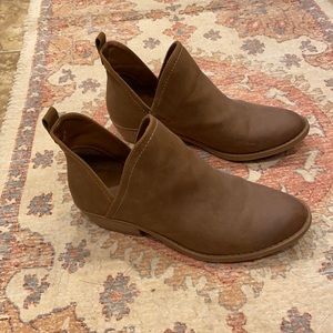 Universally Thread booties